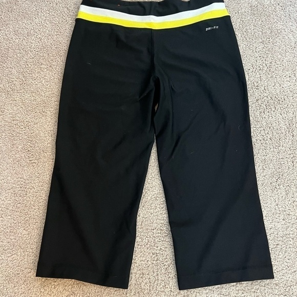 nike Women’s Black & Yellow 3/4 Leggings Size Small - Picture 3 of 8